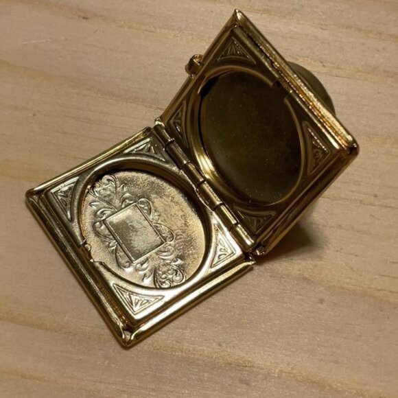 Vintage Gold-Tone Hinged Photo Locket Book Style Button Cover - Picture 5 of 6